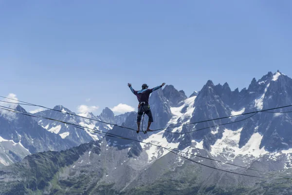 Un homme marchant le long d'une fronde dans le contexte des Alpes. Ch. — Photo