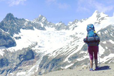 Mont Blanc, Mont Blanc çevresinde yaklaşık 200 km uzunluğunda İtalya, İsviçre ve Fransa 'dan 7 ila 10 günde geçilebilen eşsiz bir yolculuktur..