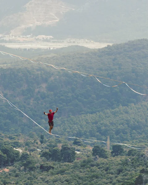 Hombre Camina Largo Una Honda Estirada Highline Las Montañas Hombre — Foto de Stock