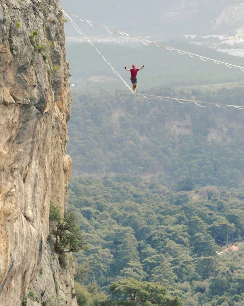 Seorang Pria Berjalan Sepanjang Sling Membentang Puncak Pegunungan Manusia Menangkap — Stok Foto