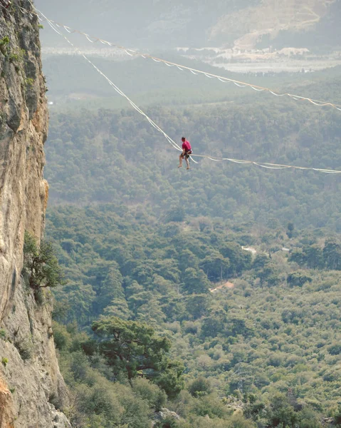 Man Walking Stretched Sling Highline Mountains Man Catches Balance Performance — Stock Photo, Image