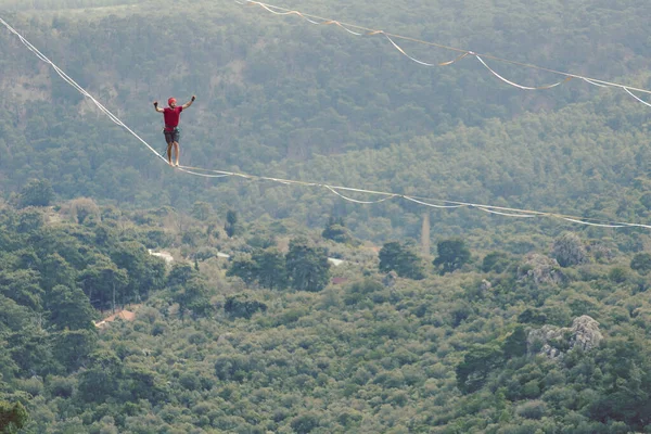 Ein Mann Läuft Einer Gestreckten Schlinge Entlang Highline Den Bergen — Stockfoto