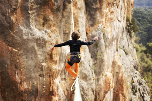 Man Walking Stretched Sling Highline Mountains Man Catches Balance Performance — Stock Photo, Image