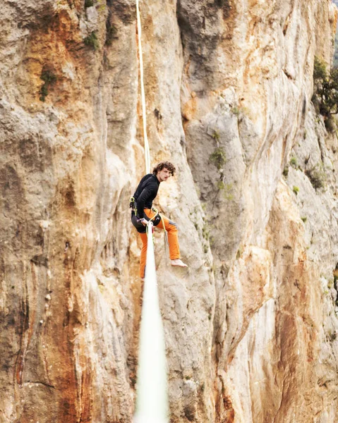 Muž Kráčí Napnutém Praku Highline Horách Člověk Zachytí Rovnováhu Představení — Stock fotografie