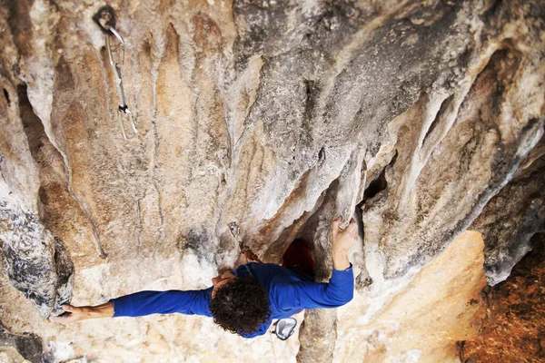 Masculino Alpinista Pendurado Com Uma Mão Rota Desafiadora Penhasco Colocando — Fotografia de Stock