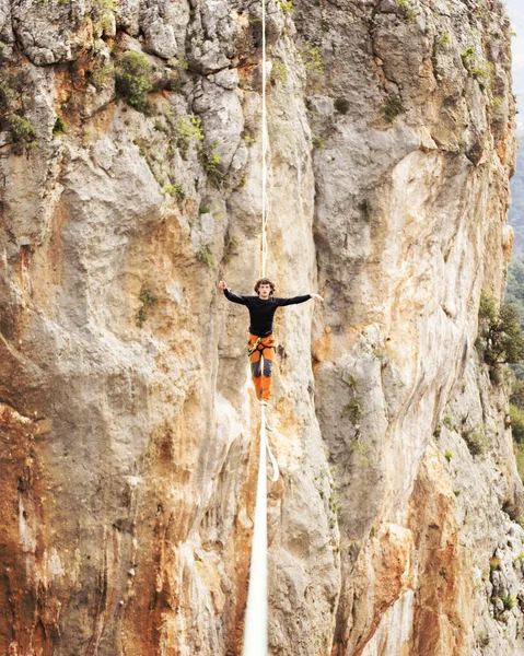 Hombre Camina Largo Una Honda Estirada Highline Las Montañas Hombre Imagen De Stock