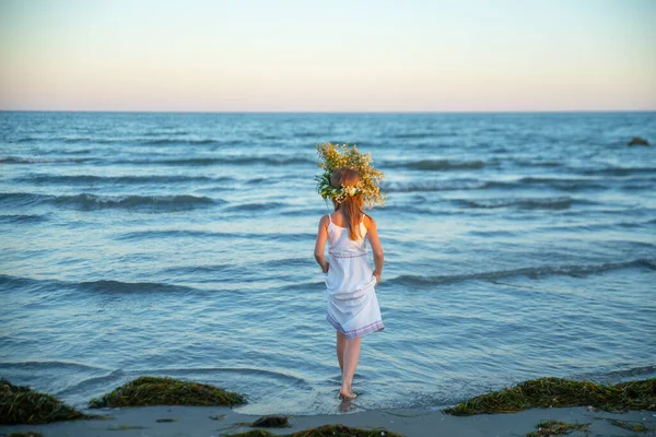 Girl Beach White Sundress Wreath Wildflowers Enters Sea Water — Stock Photo, Image