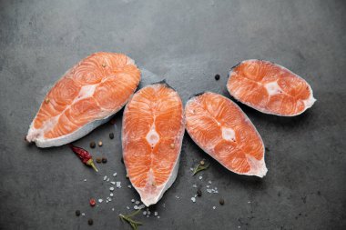 Kesme tahtasındaki baharatlı büyük parça kırmızı somon balığı.