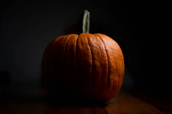 Großer Orangefarbener Kürbis Auf Eichentisch Dunklen Halloween Konzept — Stockfoto