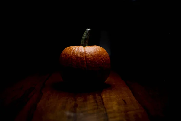 Großer Orangefarbener Kürbis Auf Eichentisch Dunklen Halloween Konzept — Stockfoto