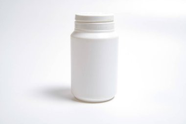 Beyaz arka planda hapların yazılı olduğu yazısız beyaz plastik tüp.