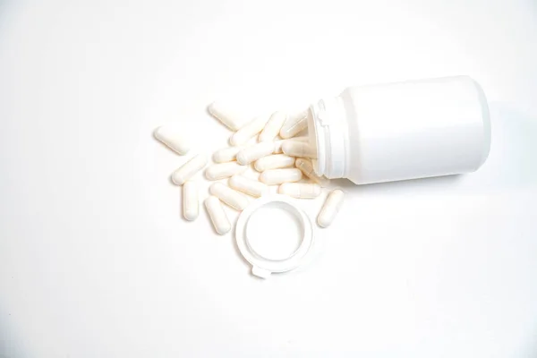 Witte Plastic Buis Zonder Inscripties Van Pillen Een Witte Achtergrond — Stockfoto