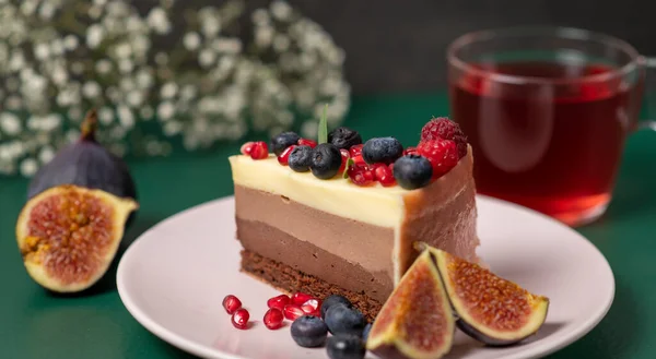 Piece Cake Pink Plate Fresh Berries Mug Tea Nearby Dark — Stock Photo, Image