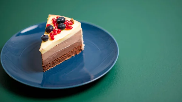 Chocolate Cake Blue Plate Green Background — Stock Photo, Image