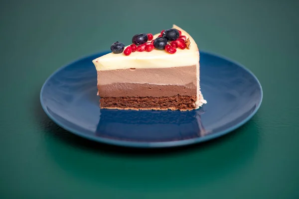 Chocolate Cake Blue Plate Green Background — Stock Photo, Image