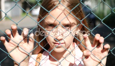 Terk edilmiş, mutsuz sokak kız çocuk yetim kamera seyir depresif üzgün çocuk