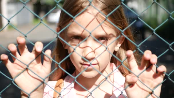 Deprimido triste niño en abandonado, infeliz chica callejera niño huérfano mirando cámara — Vídeos de Stock