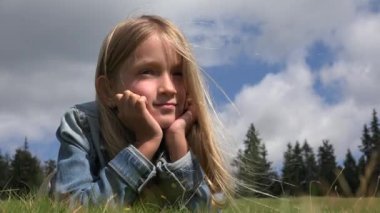 4 k düşünceli kız portre Park, çayır çocuk düşünme, yüzünde dalgın çocuk