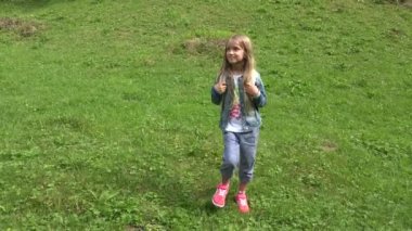 Dağda kamp, çayır turist çocuk üzerinde açık yürüyen 4 k kız portre