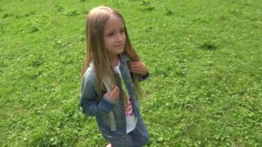 Dağda kamp, çayır turist çocuk üzerinde açık yürüyen 4 k kız portre