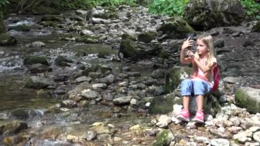 4 k kız alma Selfie tablet, fotoğraf çekmeye Smartphone oynayan çocuk kullanma