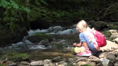 4 k kız yıkama eller dağ nehir, çocuk kampında Brook içinde açık oynayan