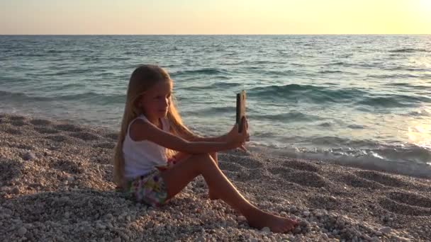 Menina Tirando Selfie Smartphone Vista Praia Pôr Sol Criança Jogando — Vídeo de Stock