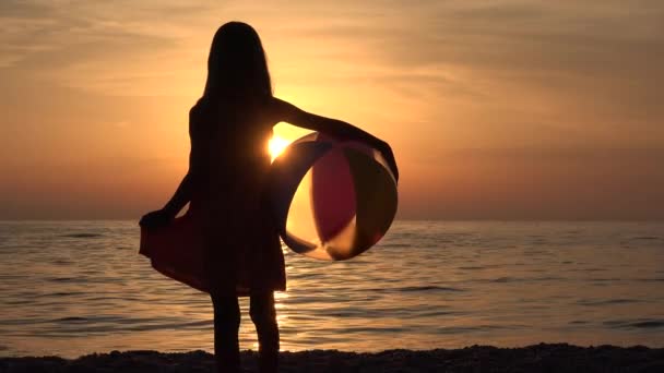 Silueta Niña Playa Atardecer Niña Mirando Atardecer Costa — Vídeo de stock