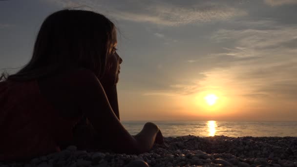 Сумно Дівчина Пляжі Захід Сонця Вдумливі Дитини Березі Моря Дивлячись — стокове відео