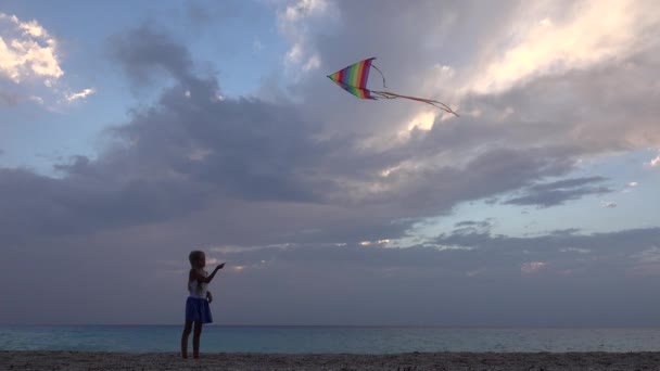 Kind spelen Kite op strand, kinderen Lifestyle, meisje aan kust in de zomer 4k — Stockvideo
