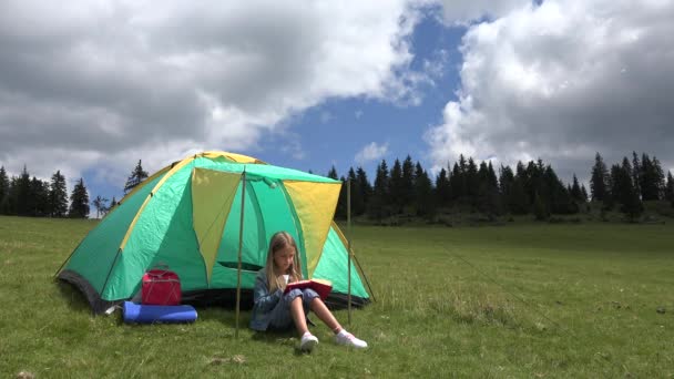 Flicka Tält Camping Barn Lärande Läsning Från Boken Utomhus Naturen — Stockvideo