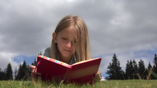 Portrait Girl Reading Story Book Park Estudante Criança Estudando Natureza — Vídeo de Stock