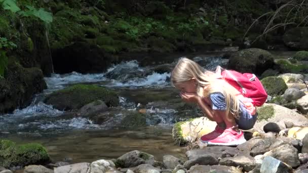 女孩喝河水 孩子在山上露营 孩子在自然 — 图库视频影像