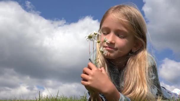 Portrait Mädchen Lacht Die Kamera Fröhliches Kindergesicht Lächelt Und Spielt — Stockvideo