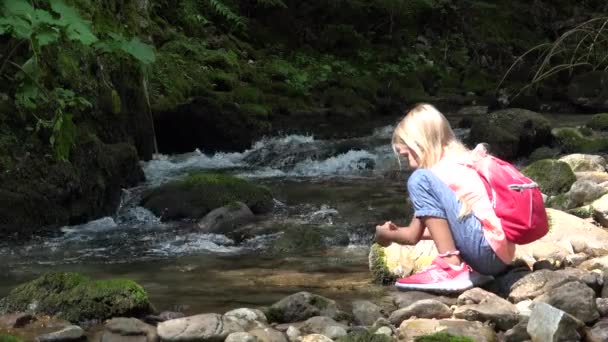 Menina Lavando Mãos Mountain River Criança Acampamento Jogando Livre Brook — Vídeo de Stock