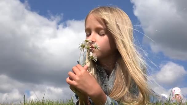 Retrato Niña Oliendo Flores Campo Niño Sonriente Jugando Aire Libre — Vídeo de stock