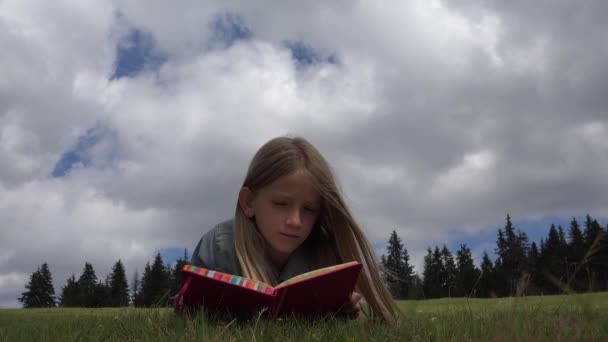 Denken Sad Girl Lezen Van Een Boek Weide Kind Studeren — Stockvideo