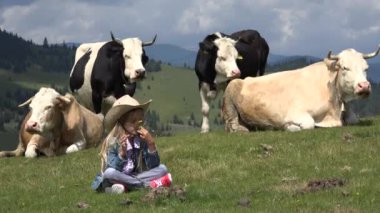 İnekler, otlatılması çoban çocuk çim çayır 4 k üzerinde çiçek kokulu çiftçi kız