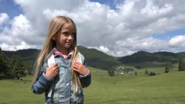 Manzara, yaz Trip 4 k kız arayan turist çocuk Dağları Trails içinde
