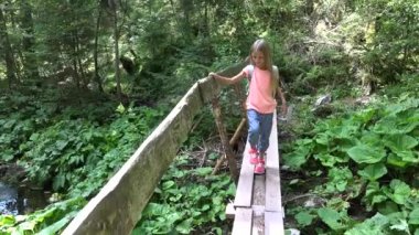4 k turizm çocuk Geçiş Köprüsü Dağları'nda, ormanda yürüyüş üzerinde kız görünümü