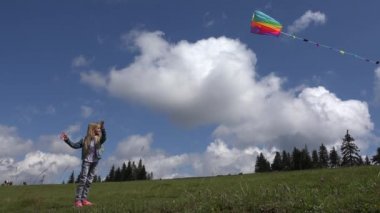 4 k kız uçurtma Park, çocuk oynarken iyi eğlenceler doğa, açık yaz görünümü