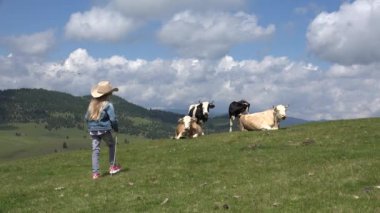 4 k çiftçi çocuk otlatılması inek, çoban kız sığır dağlarda yürüyüş