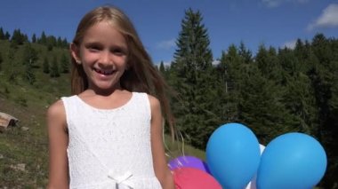 4 çocuk portre oynarken balonlar gülen, gülümseyen mutlu kız kamera k