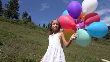 4 k çocuk üzerinde çayır, Balonlu mutlu kız yaz aylarında açık oynayan Waling