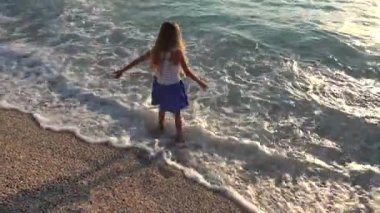 4 k kız sahilde günbatımı, dalgalar deniz deniz yürüme mutlu çocuk oynamaktan