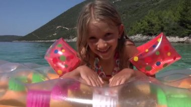 4 k çocuk portre kameraya gülümseyen deniz dalgaları, plaj manzarası, mutlu kız yüzüne