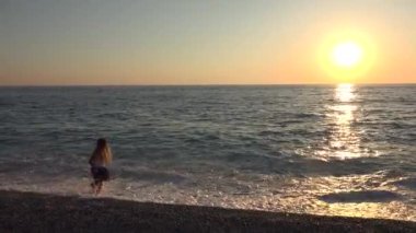 4 k kız sahilde günbatımı, dalgalar deniz deniz yürüme mutlu çocuk oynamaktan