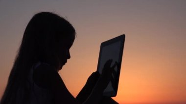 Yaz güneş ışınları günbatımı, kız siluet, çocuklarda 4 k çocuk oynamaya Tablet