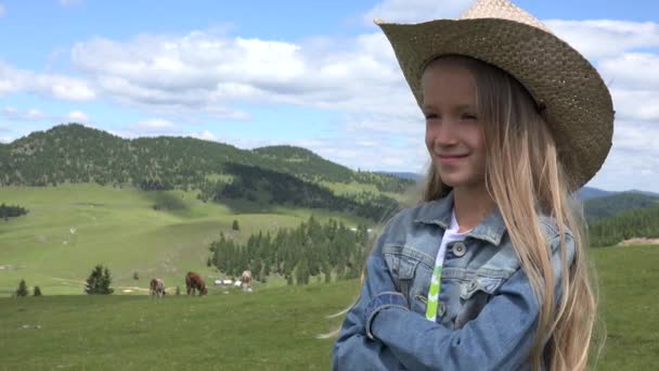 微笑的农夫孩子的肖像放牧母牛 牛仔女孩与牛4K — 图库视频影像