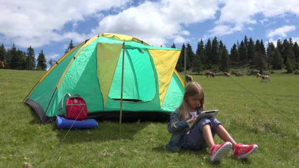 女孩玩游戏在平板电脑在露营 孩子使用 小工具在帐篷附近 — 图库视频影像